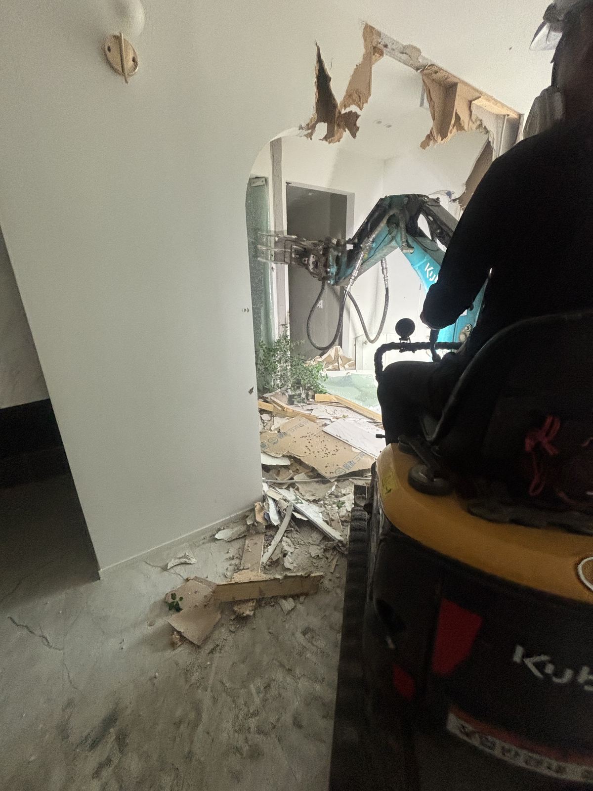 서구철거 뷰티샵 철거 중 현장 사진